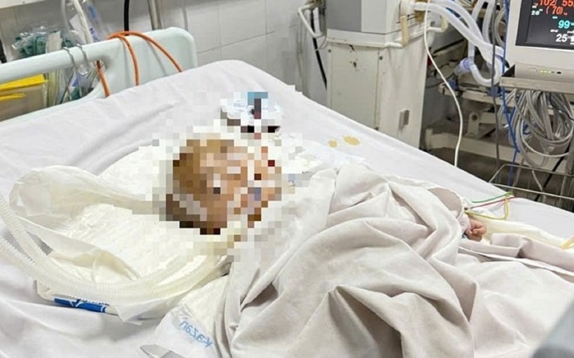 Cháu bé đang được bác sĩ nỗ lực điều trị. Ảnh: Lao động