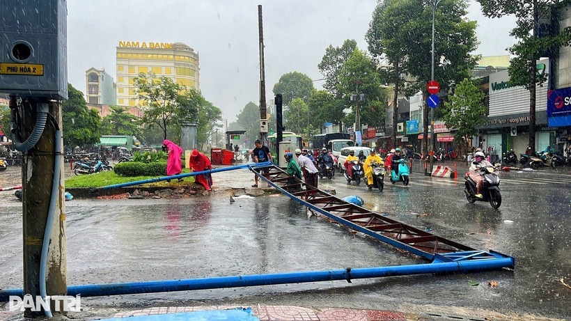 Người dân dọn dẹp sau khi cổng chào bị đổ sập. Ảnh: Dân Trí