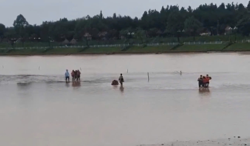 Lực lượng chức năng đưa 2 nạn nhân bị đuối nước vào bờ. Ảnh: Tiền Phong