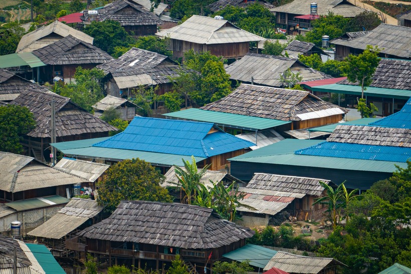 Những mái nhà sàn làm hoàn toàn bằng gỗ pơ mu. Ảnh: Dân Trí