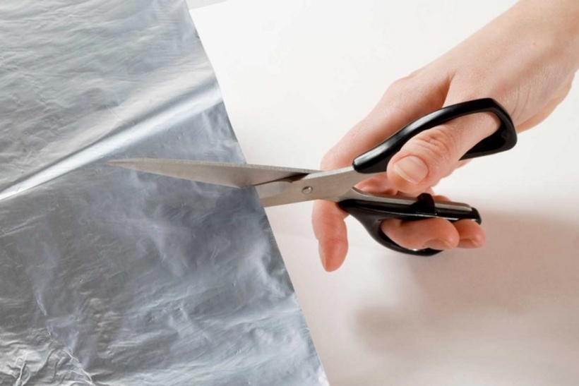 Nếu có sẵn giấy bạc trong nhà, bạn có thể dùng chúng để mài kéo. Ảnh minh hoạ.