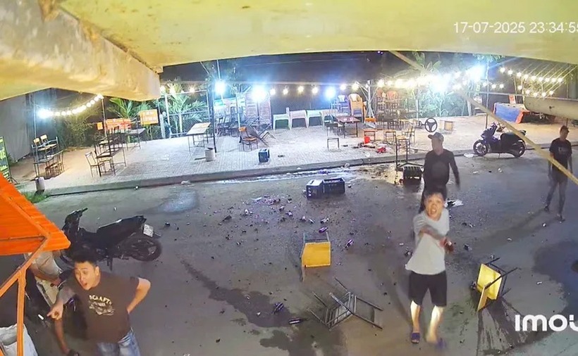 Nhóm người có hành vi ăn nhậu không trả tiền và đập phá quán ở xã Tuy Phước. Ảnh: Pháp luật TP.HCM.