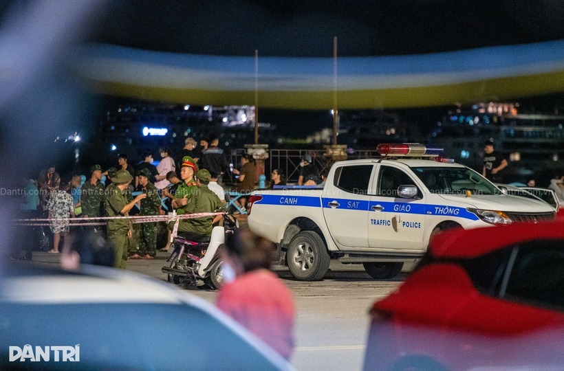Vụ lật tàu ở Quảng Ninh: Trắng đêm ngóng tin, cầu mong phép màu đến với các nạn nhân - 1