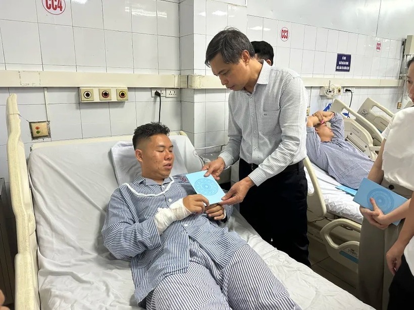 Đại diện lãnh đạo tỉnh Quảng Ninh thăm hỏi thuyền viên Vũ Anh Tú. Ảnh: PLO