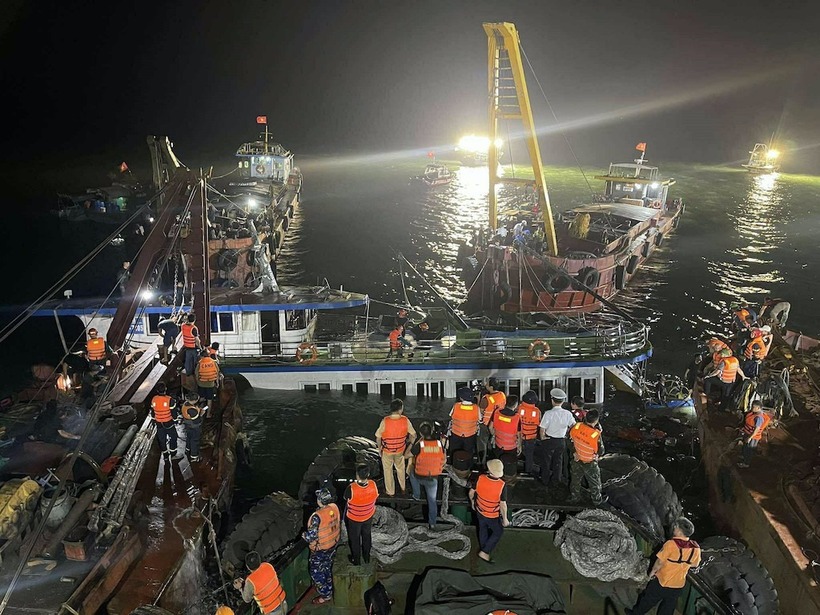 Lực lượng chức năng tìm kiếm nạn nhân. Ảnh: Vietnamnet.