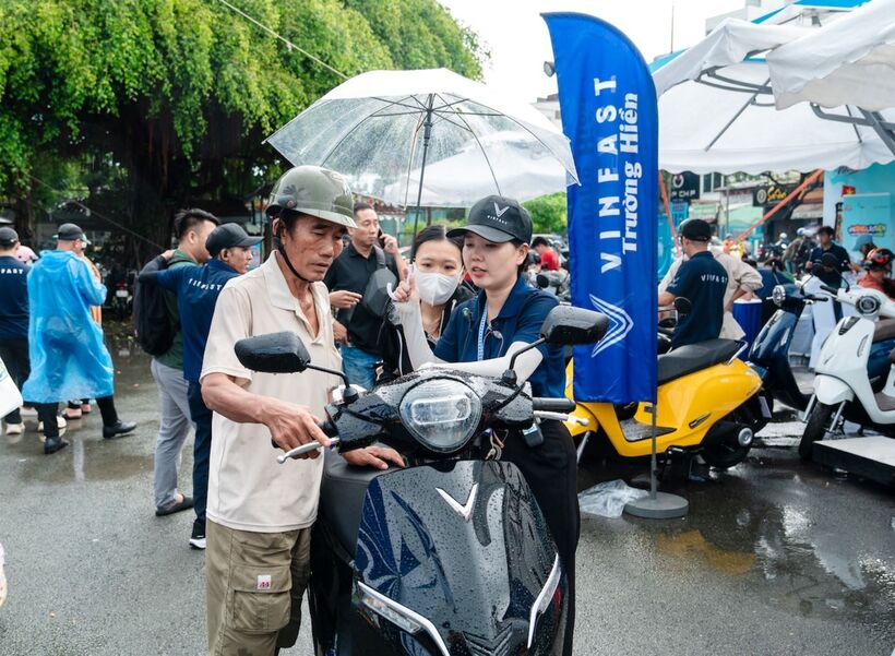 Khách hàng tơi sự kiện được tư vấn kỹ về sản phẩm cũng như những ưu đãi hấp dẫn