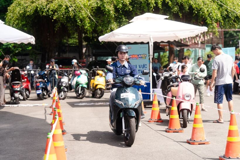 Người dân TP.HCM được tự tay trải nghiệm nhiều dòng xe máy điện của VinFast