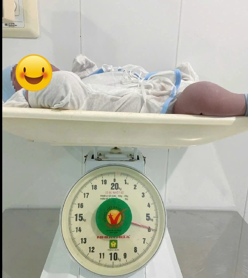 Bé trai chào đời nặng 5,8 kg khỏe mạnh. Ảnh: Báo Thanh niên.