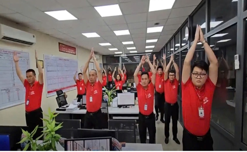 Nhân viên Phòng Kinh doanh tham gia cuộc thi “Mạnh thể chất, vững tinh thần”.