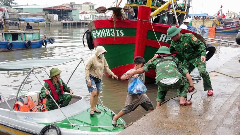 Các địa phương đã lập phương án kiểm soát chặt chẽ việc đi lại, hướng dẫn khách hạn chế di chuyển trong thời gian bão đổ bộ và dông lốc trước bão. Ảnh: Báo Tiền phong.