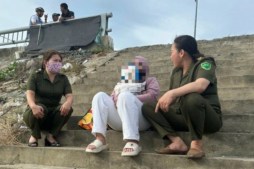 Công an phường Hải Vân tiếp cận, khuyên can người phụ nữ có ý định ôm con tự tử. (Ảnh: Công an phường Hải Vân)