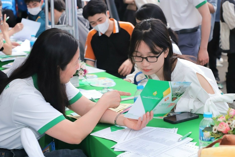 Nhiều trường đại học top TP.HCM đồng loạt hạ điểm sàn xét tuyển, có trường giảm 4 điểm. Ảnh: Báo Đại đoàn kết.