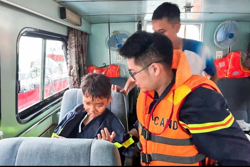 Cháu M. thời điểm may mắn được lực lượng chức năng tìm thấy. (Ảnh Công an Quảng Ninh)