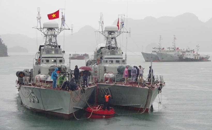 Các tàu Vùng 1 Hải quân vào nơi neo đậu tránh, trú bão. (Ảnh: Tuổi trẻ)