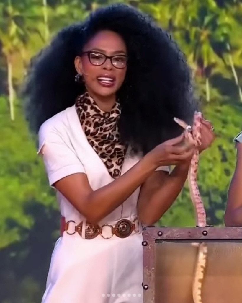 Một thí sinh tham gia thử thách với động vật.