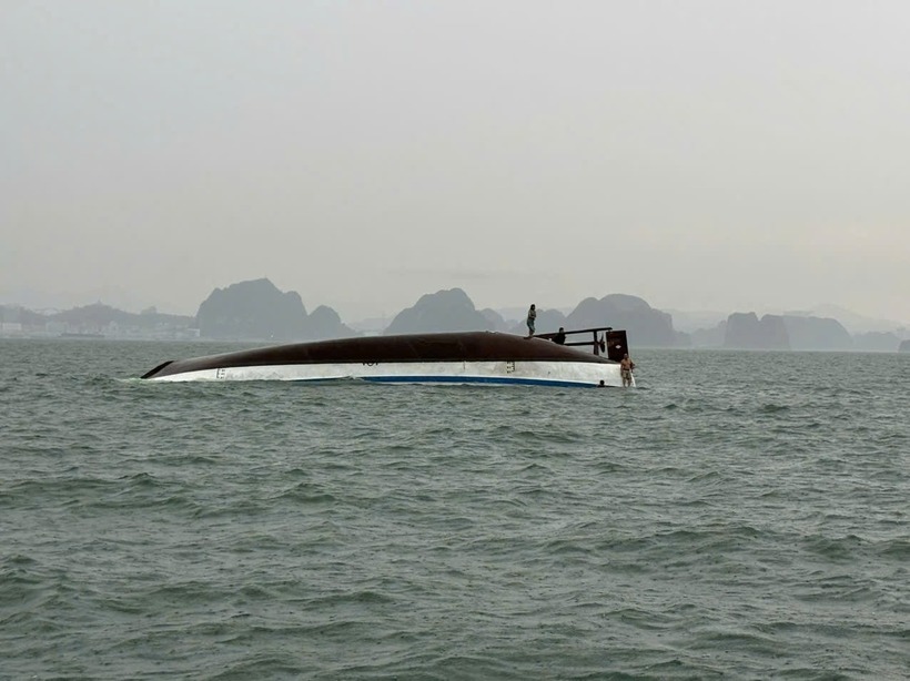 Hiện trường vụ lật tàu ở Quảng Ninh. Ảnh: Đại Đoàn Kết.