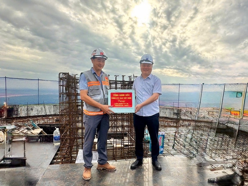 Ông Nguyễn Công Long, Tổng giám đốc Tổng công ty Quản lý bay Việt Nam trao quà động viên tập thể cán bộ, kỹ sư, công nhân dự án