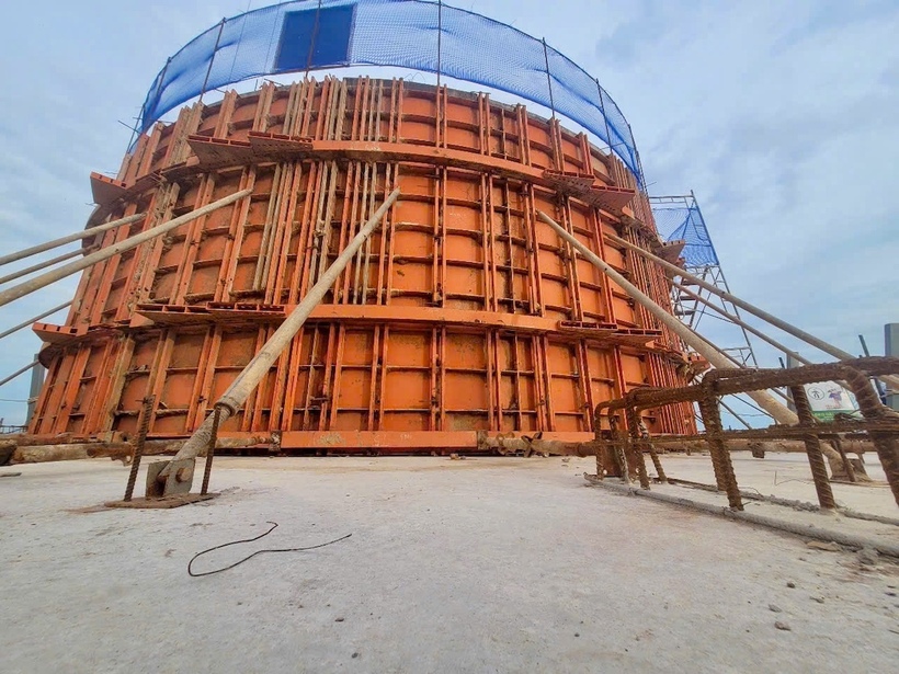 Diện tích xây dựng tháp không lưu là khoảng 80 m2, đường kính thân tháp khoảng 10 m