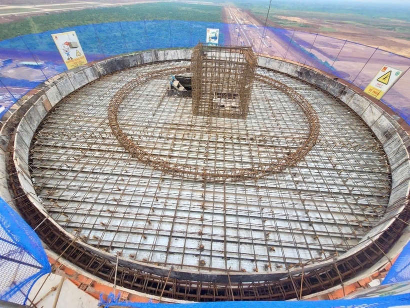 Việc hoàn thành cất nóc tháp kiểm soát không lưu là bước tiến quan trọng trong lộ trình xây dựng hạ tầng quản lý bay hiện đại tại Long Thành