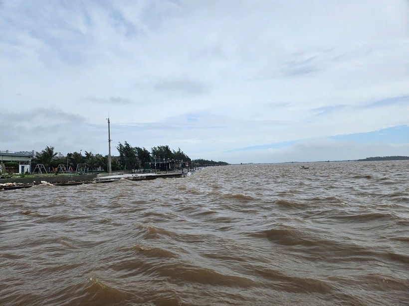 Biển Đồng Châu đã bắt đầu có sóng lớn.