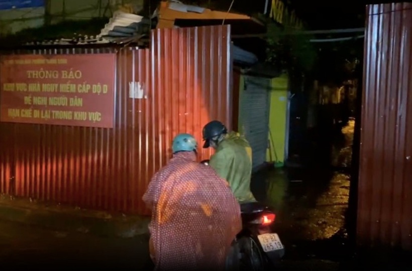 Người dân cuối cùng được hỗ trợ di dời khỏi chung cư nguy hiểm G6A Thành Công. Ảnh: VnExpress