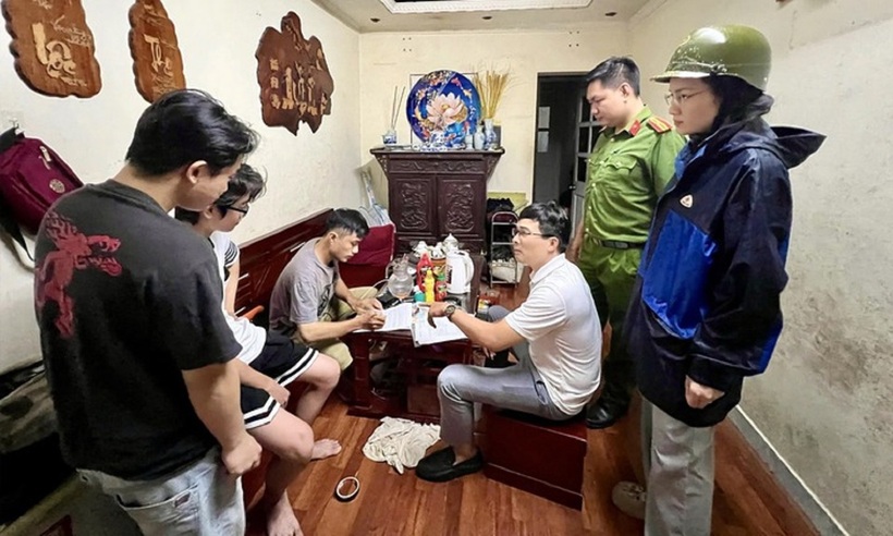 Tổ công tác phường Giảng Võ vận động người dân nhà G6A di chuyển để tránh bão. Ảnh: VTC News