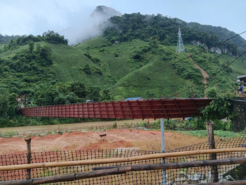 Cầu Pa Thơm là cầu treo dân sinh bắc qua sông Nậm Núa, nối liền bản Pa Xa Lào đi bản Púng Pon (xã Pa Thơm cũ) bị lật nghiêng. (Ảnh: Báo Điện Biên Phủ)