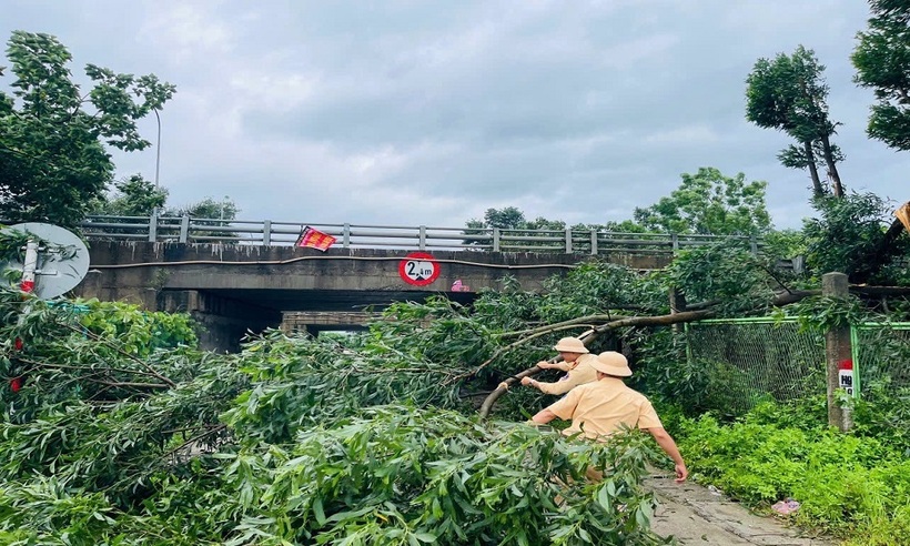CSGT Hà Nội bảo đảm trật tự, an toàn giao thông ứng phó bão số 3 - 2