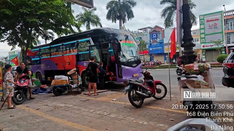 Xe Đình Nhân đón khách ở số 166 -168 Điện Biên Phủ, Thanh Khê (Đà Nẵng)