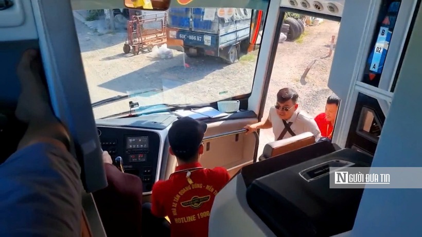 Xe khách BKS 43H-178.13 xuất bến Quy Nhơn về Đà Nẵng tới ngã 3 Diêu Trì dừng đón khách ngang nhiên ở giữa đường ray xe lửa, bất chấp nguy hiểm