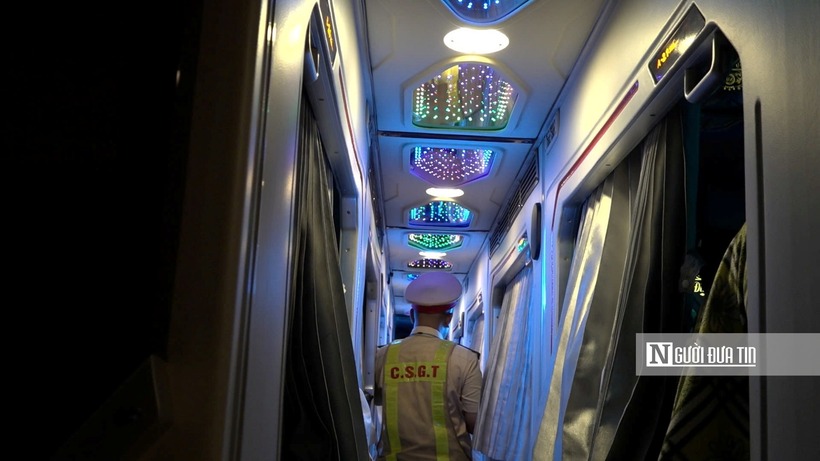 Lực lượng CSGT kiểm tra xe khách Đình Nhân khi lưu thông qua địa phận tỉnh Quảng Ngãi.