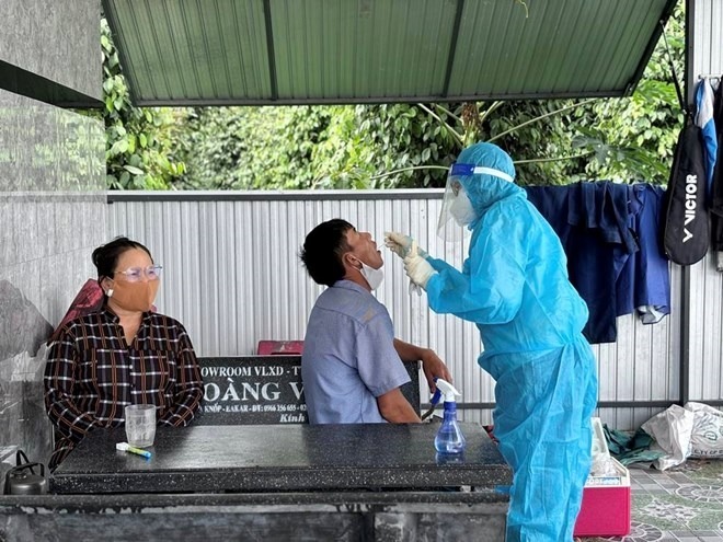 Để phòng ngừa lây nhiễm cúm A (H5N1) từ gia cầm sang người, Trung tâm Kiểm soát bệnh tật (CDC) tỉnh Đắk Lắk đã lấy mẫu xét nghiệm các thành viên trong gia đình ông T. Ảnh: Báo Lao Động.