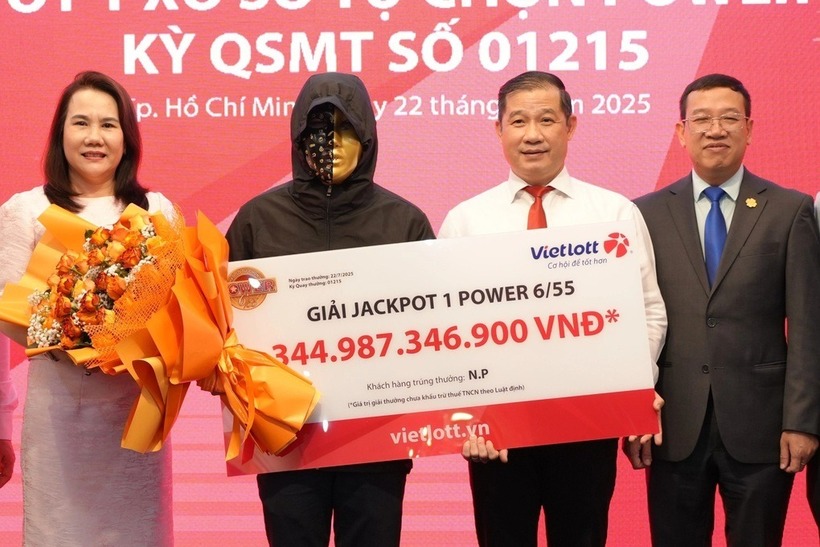 Anh N.P (đeo mặt nạ) nhận giải ngày 22/7. Ảnh: Dân Trí