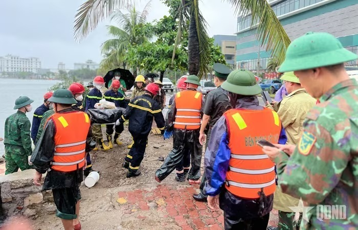 Thi thể nạn nhân được đưa vào bờ. Ảnh: Quân đội Nhân dân