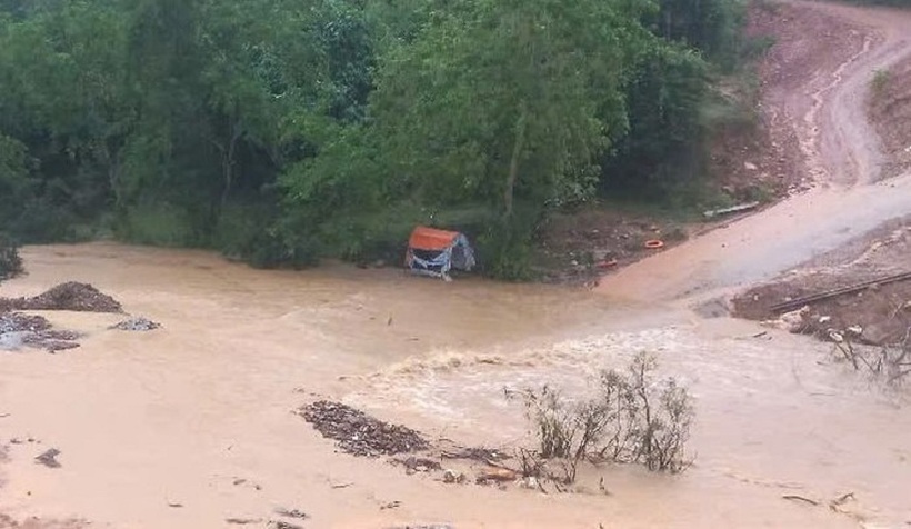 Mưa lũ khiến đường vào 2 bản Xốp Cốc và bản Tạt bị ngập sâu khoảng 1 m. Ảnh: Người lao động