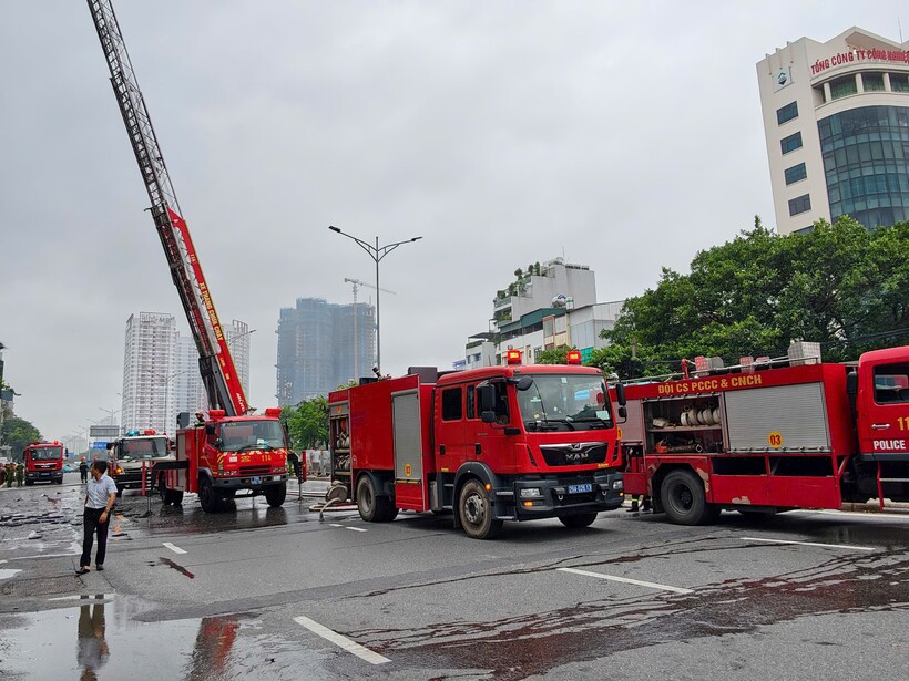 Phòng Cảnh sát PCCC và CNCH – Công an Hà Nội đã khẩn trương điều động cán bộ chiến sĩ, xe thang cùng nhiều phương tiện chuyên dụng đến hiện trường.