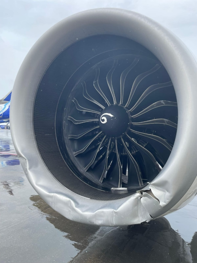 Động cơ máy bay của Air India bị hư hại sau khi trượt khỏi đường băng ở sân bay Mumbai, Ấn Độ ngày 21/7. Ảnh: Times of India