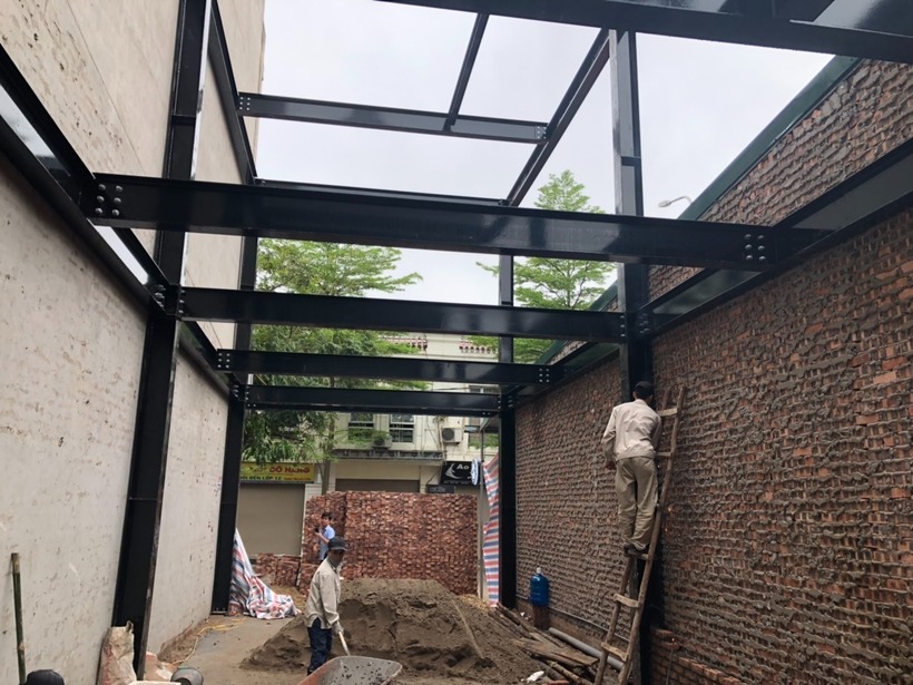 Nhà khung thép kết hợp tường gạch.