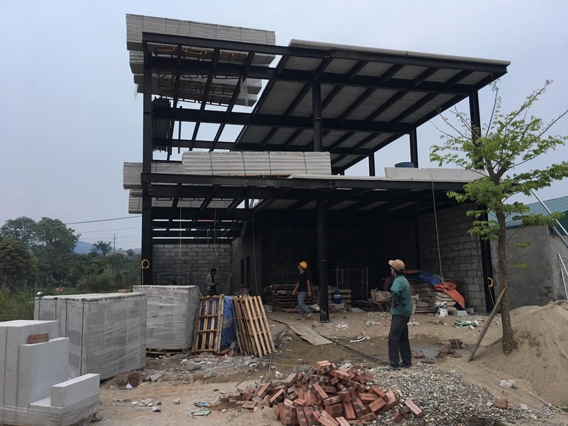 Thép là vật liệu có khả năng chịu lực vượt trội, khi kết hợp cùng tường gạch tạo nên một kết cấu chắc chắn, bền bỉ.
