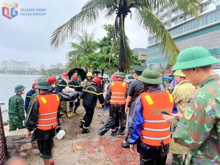 Thi thể nạn nhân được đưa lên bờ. Ảnh: Báo Quảng Ninh