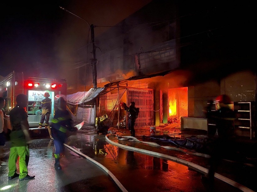 Tổ chữa cháy khu vực Chợ Mới (thuộc phòng PC07) Công an tỉnh Thái Nguyên thực hiện công tác chữa cháy. (Ảnh: TTXVN)