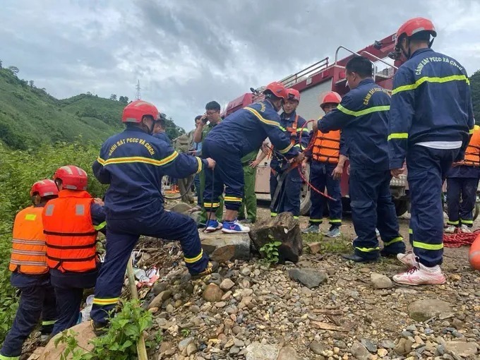 Lực lượng chức năng đã khẩn trương có mặt cứu nạn 4 nạn nhân. (Ảnh: SGGP)