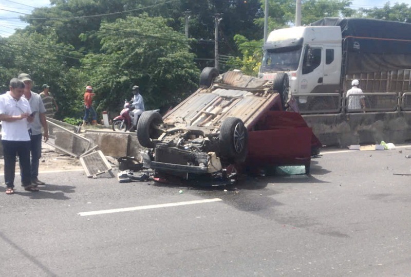 Xe ô tô con đâm vào dải phân cách bê tông rồi lật ngửa. Ảnh: Công an nhân dân