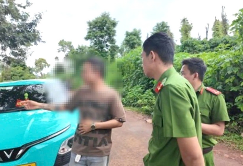Nam tài xế taxi mang nhẫn vợ tặng đi bán trả nợ, rồi bịa chuyện bị 3 hành khách cướp tài sản. Ảnh: Báo Lao Động.