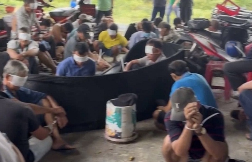 Các đối tượng tại sới bạc. Ảnh: Công an Nhân dân