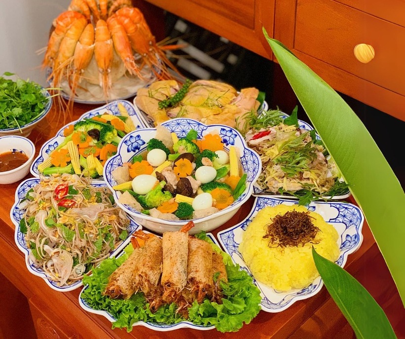 Mâm cơm cúng thể hiện lòng thành của gia chủ.