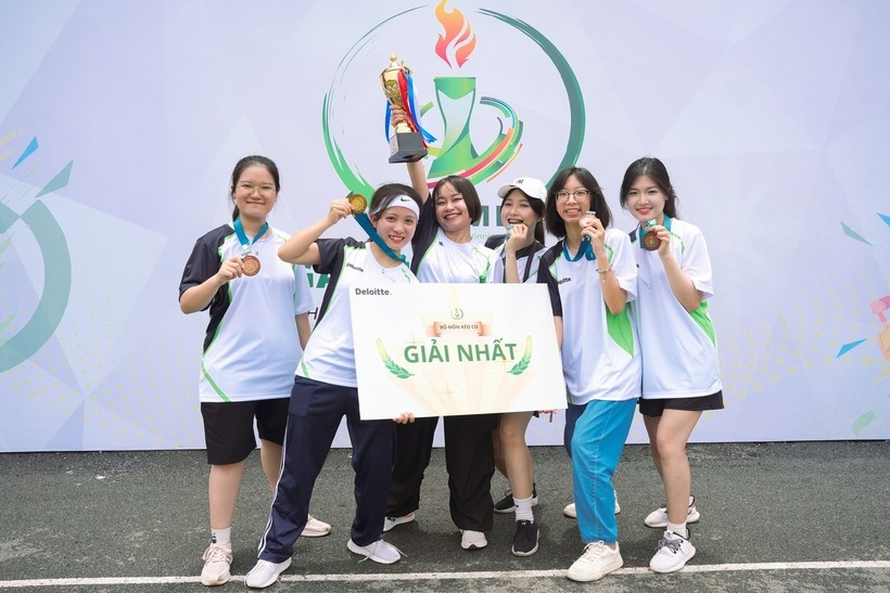 Mai Sao (ngoài cùng bên trái) và bạn học trong hoạt động ngoại khóa. Ảnh: Dân trí