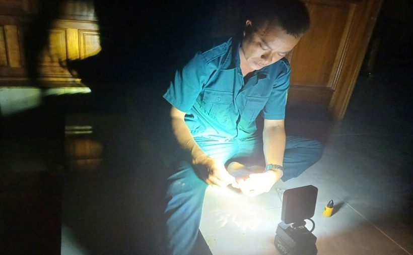 Anh Vi Văn Hiếu dũng cảm góp công giải cứu 5 người dân ra khỏi khu vực nguy hiểm. (Ảnh: QĐND)