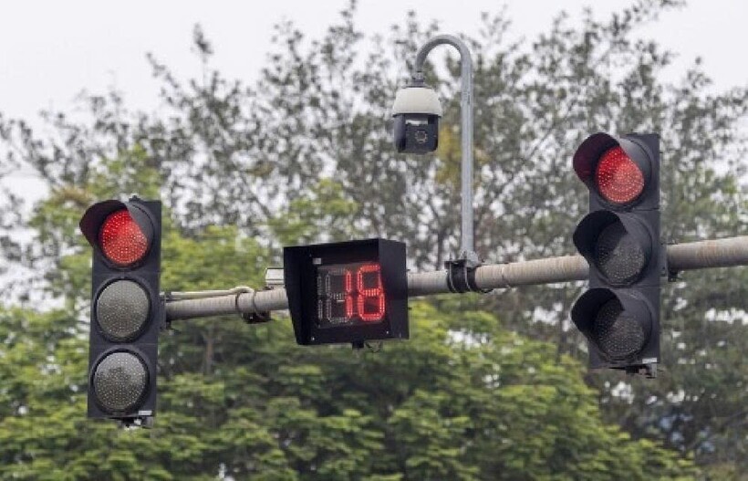 Hệ thống đèn tín hiệu tại một nút giao thông ở Hà Nội.