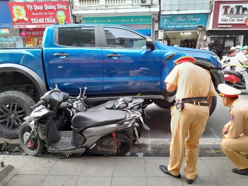 Hiện trường vụ ô tô bán tải tông loạt xe máy trên đường phố Hà Nội - 1
